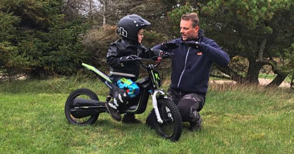 Når fokus skal være i top, kan det være en fordel at træne barnet alene - specielt når nye teknikker på motorcyklen skal introduceres. 
