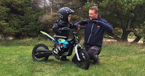 Det sætter krav til træneren, når der skal trænes børn. Dette bliver ikke mindre når det er 1:1 træning af sit eget barn på Trial Motorcykel