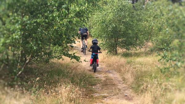 Det er et skøn afbræk fra den normale træning, at supplere med lidt Single Track træning med barnet på motorcykel