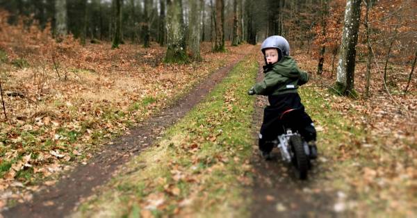 Det er sjovt for både barn og voksen, at prøve motorcyklen af i skoven. 